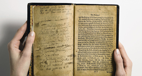 Den här psalmboken är världens dyraste bok. Foto: Sothebys/AP/TT.