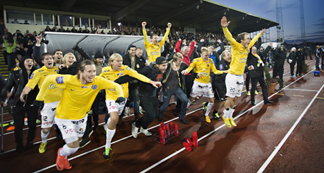 Falkenbergs spelare jublar över att laget är klart för allsvenskan.
Foto: Björn Larsson Rosvall/TT