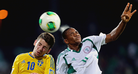 Tuff kamp om bollen i matchen mellan Sverige och Nigeria. Foto: AP/TT.