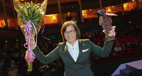 Lena Andersson tar emot Augustpriset. Foto: Fredrik sandberg/TT.