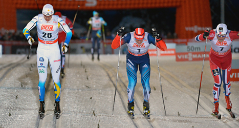 Teodor Peterson från Sverige i spurtstrid i sprintfinalen 
i världscuptävlingen i Finland. Foto: Anders Wiklund/TT