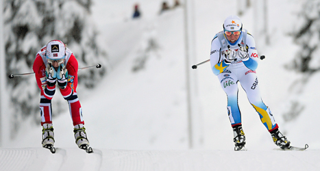 Charlotte Kalla och Therese Johaug från Norge i söndagens fristilslopp i världscupen. Foto: Anders Wiklund/TT. 
