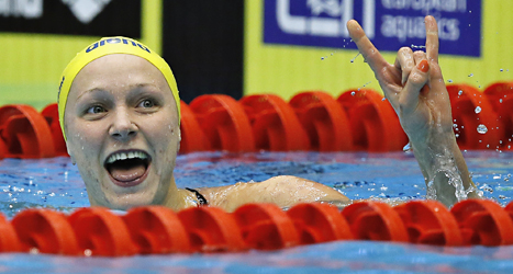 Sarah Sjöström är glad efter EM-guldet på 50 meter fjärilsim. Foto: Jens Dresling/TT.