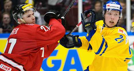 Sveriges Oskar Sundqvist i kamp med en schweizisk spelare.
Foto: Ludvig Thunman/TT.