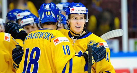 Sveriges spelare kramar om varandra efter segern mot Slovakien i junior-VM. Sverige vann med 6-0. Foto: Ludvig Thunman/TT.