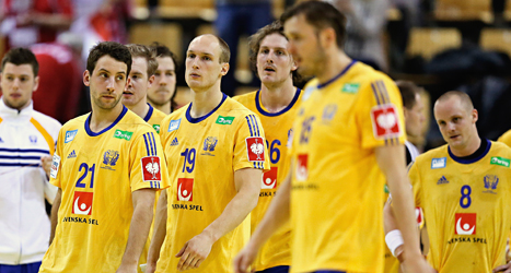Besvikna svenska spelare efter matchen mot Polen. Foto: Jens Dresling/TT.