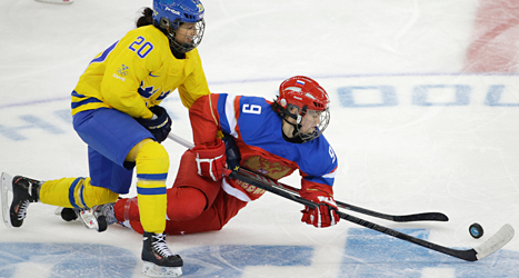 Fanny Rask och Alexandra Vafina jagar pucken i matchen mellan Sverige och Ryssland. Foto: Henrik Montgomery /TT. 