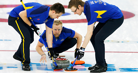 Sveriges herrlag i curling har vunnit nio matcher i OS. De är klara för semifinal. Foto: Wong Maye-E /AP /TT