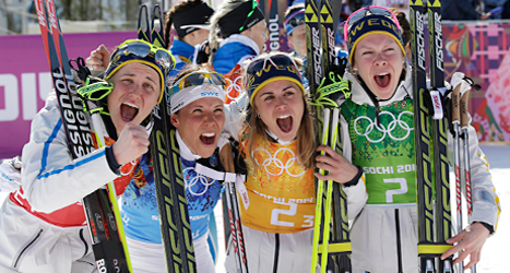 Sveriges damlag jublar efter segern i stafett. Foto: Lee Jin-man /AP /TT