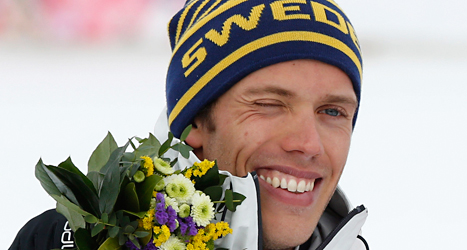 Marcus Hellner med sin OS-medalj. Han blev tvåa i söndagens skiathlon.
Foto: Mathias Schrader/TT.