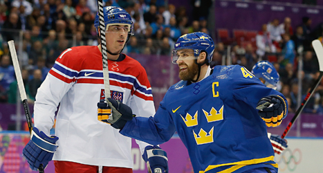 Henrik Zetterberg jublar över ett av Sveriges mål. Foto: Mark Humphrey /AP /TT