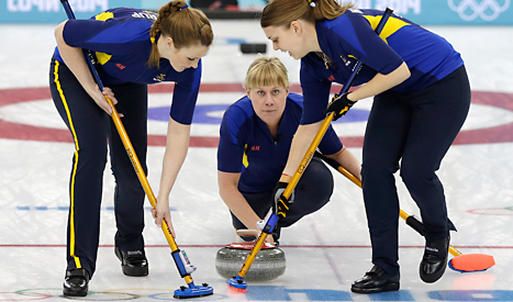 Maria Prytz slår en av Sveriges stenar i finalen. Foto: Wong Maye /TT