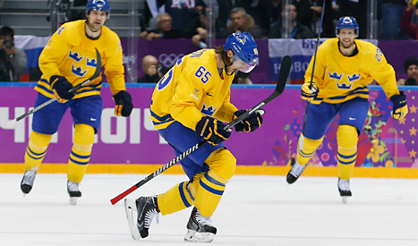 Erik Karlsson jublar. Han har just gjort målet som gav Sverige segern mot Finland. Foto: Petr David Josek /TT