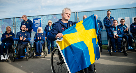 Calle Jungnell är med i det svenska curlinglaget. Det har stora chanser till medalj. Det är också han som bär Sveriges flagga på invigningen. 
Foto: Vilhelm Stogstad/ TT