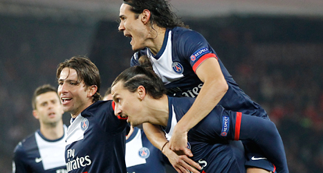 Zlatan och hans lagkompisar i PSG firar ett mål i Champions League. Foto: Michel Euler/TT.