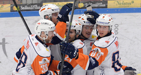 Växjös spelare jublar över mål mot Luleå. Foto: Bror Persson/TT.