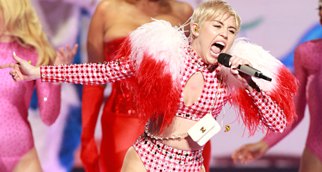 Miley Cyrus på scenen. Foto: Owen Sweeney/TT.
