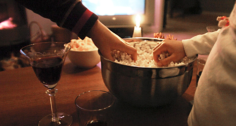 Något gott att äta och dricka behövs för ett fredagsmys. Foto: Ingvar Karmhed /SvD /TT