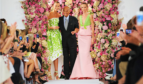 Oscar de la Renta med två modeller. Foto: Diane Bondareff/TT.