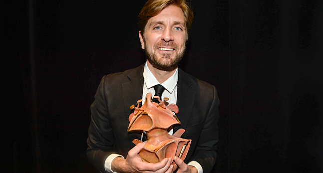 Ruben Östlund med en guldbagge