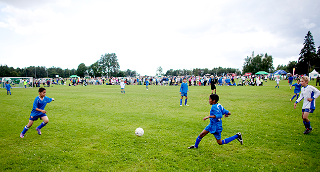 barn spelar fotboll