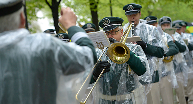 Män spelar musik i regn.