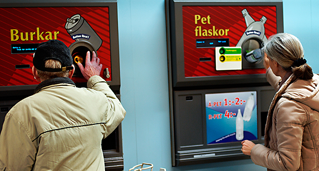 Två personer pantar flaskor.