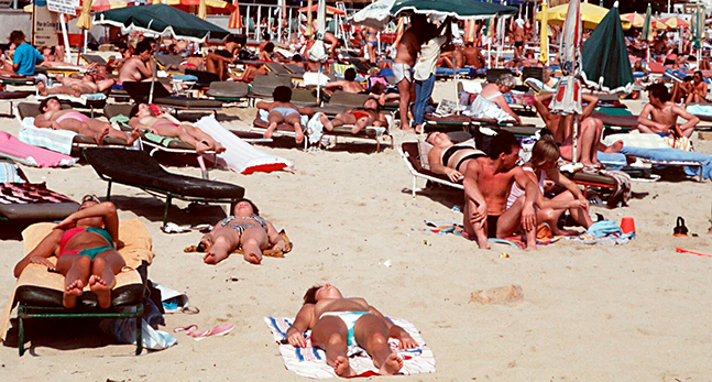 Turister solbadar