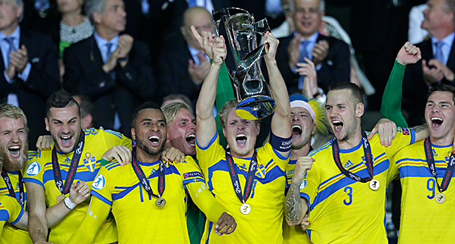 Svenskarna jublar över segern i fotbolls-EM.