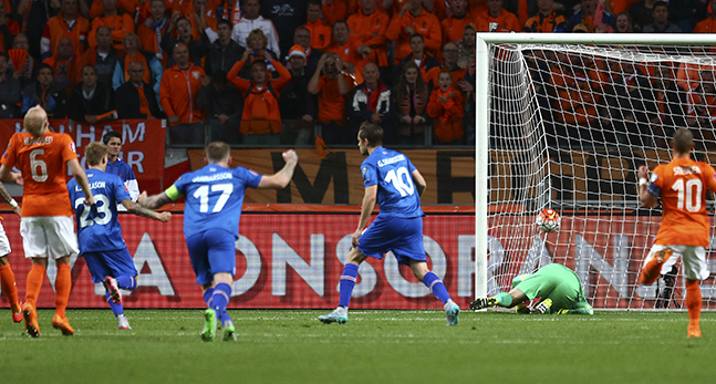 Island gör mål mot Holland.