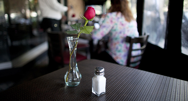 Saltströare på ett restaurangbord.