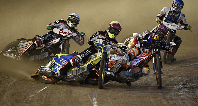 Speedwayförare i en kurva