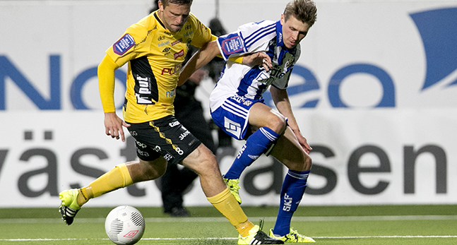 Anders Svensson i kamp om bollen med Riku Riski.