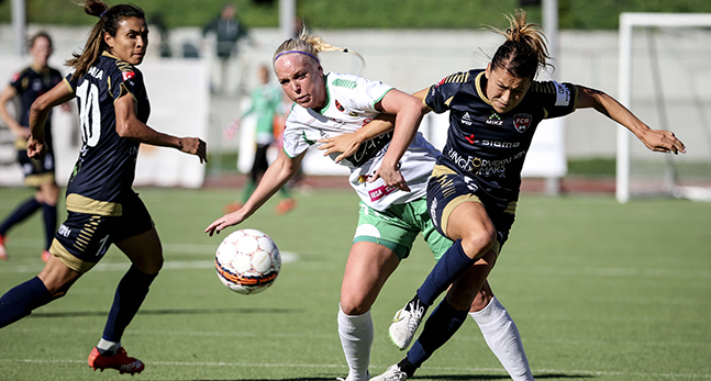Fotbollsspelare kämpar om bollen