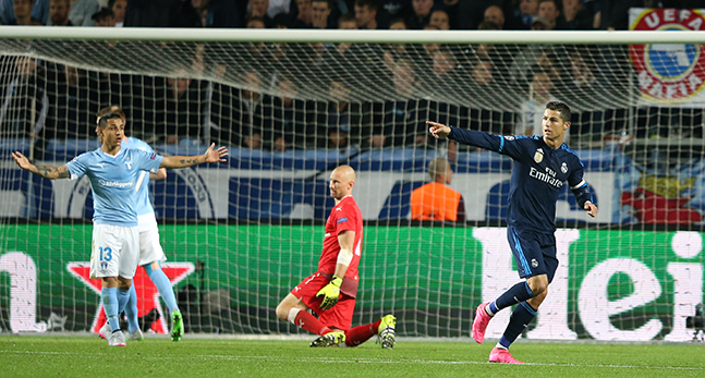 Cristiano Ronaldo från Real Madrid gör mål.