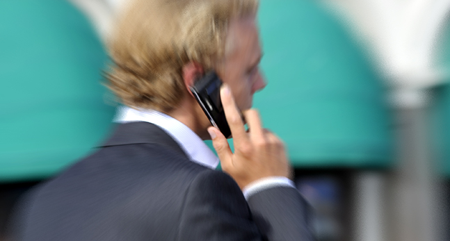 En man pratar i telefon.