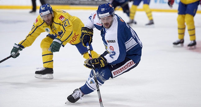 Linus Omark från Tre Kronor och Toni Koivistoin från Finland.