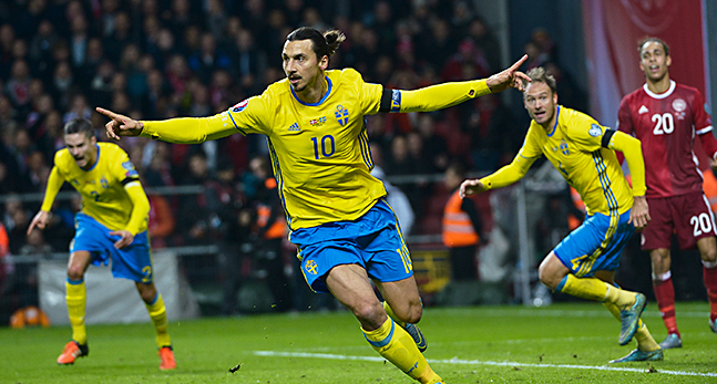 Zlatan Ibrahimovic jublar på planen.