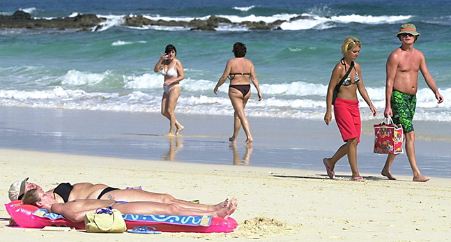 Människor på en strand på Fuerteventura.