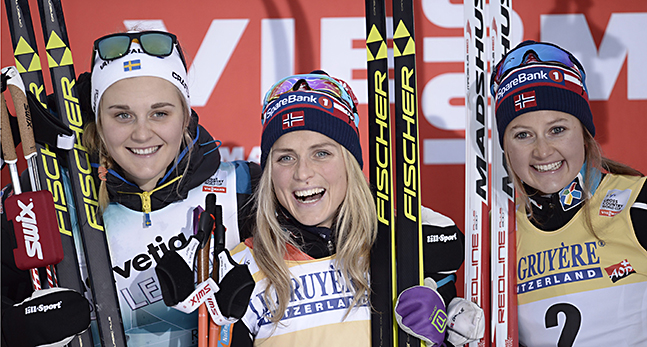 Stina Nilsson från Sverige bredvid Therese Johaug och Ingvild Glugstad Östberg från Norge.