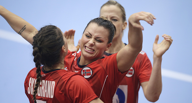 Norska spelare kramar om varandra.