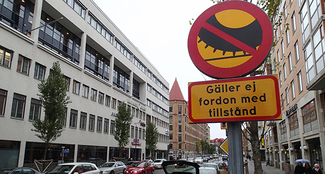 Skylt om förbud mot dubbdäck.