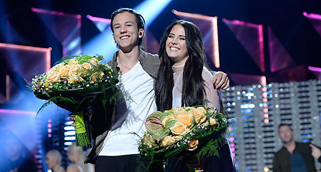 Frans och Molly Sandén med blommor i händerna.