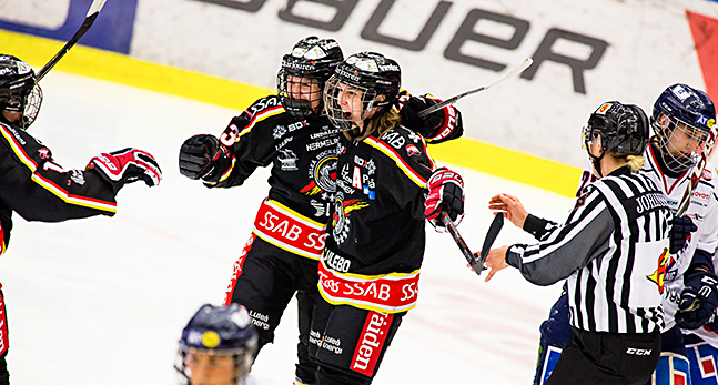 Luleås Michelle Karvinen och Henriette Sletbak kramas.