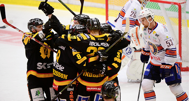 Spelarna i Skellefteå kramar om varandra efter ett mål.