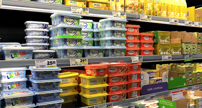 En mejerihylla med smör och margarin.