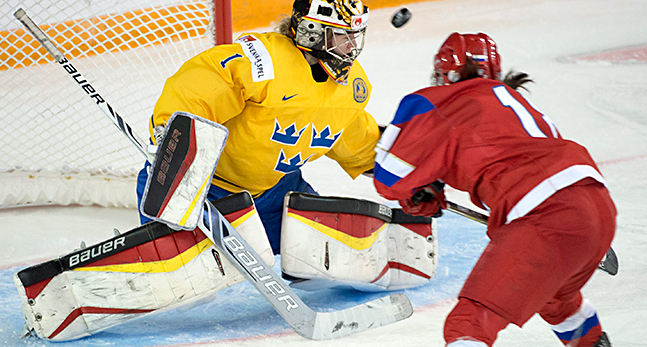 Sveriges målvakt tar pucken från en rysk spelare