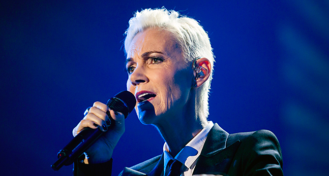 Marie Fredriksson sjunger.