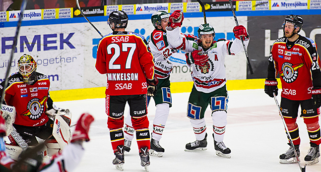 Frölundas spelare jublar efter ett mål.
