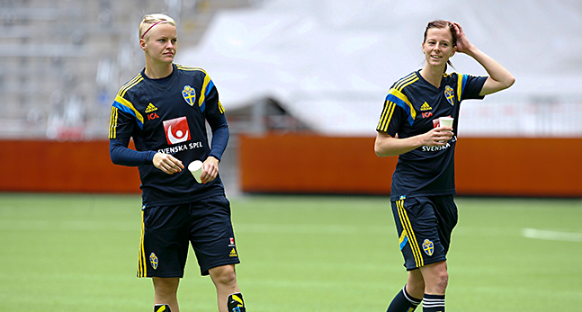Nilla Fischer och Lotta Schelin på planen.